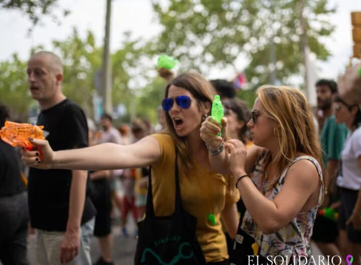 Dos mujeres rocían con agua a los turistas durante la manifestación de Barcelona.