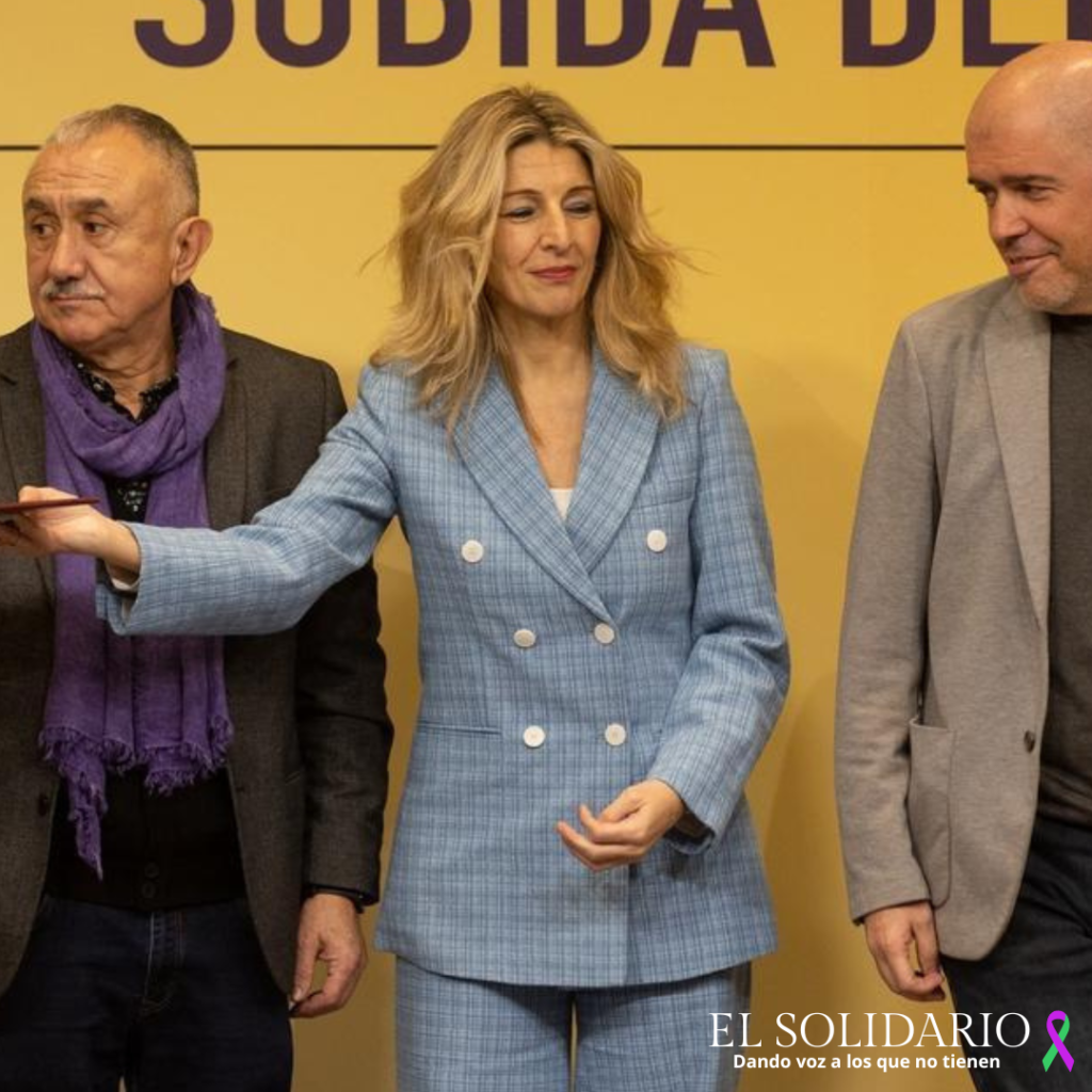 Yolanda Díaz, junto a los secretarios generales de CCOO, Unai Sordo, y de UGT, Pepe Álvarez, durante la firma del acuerdo para la subida del SMI. Archivo: EP