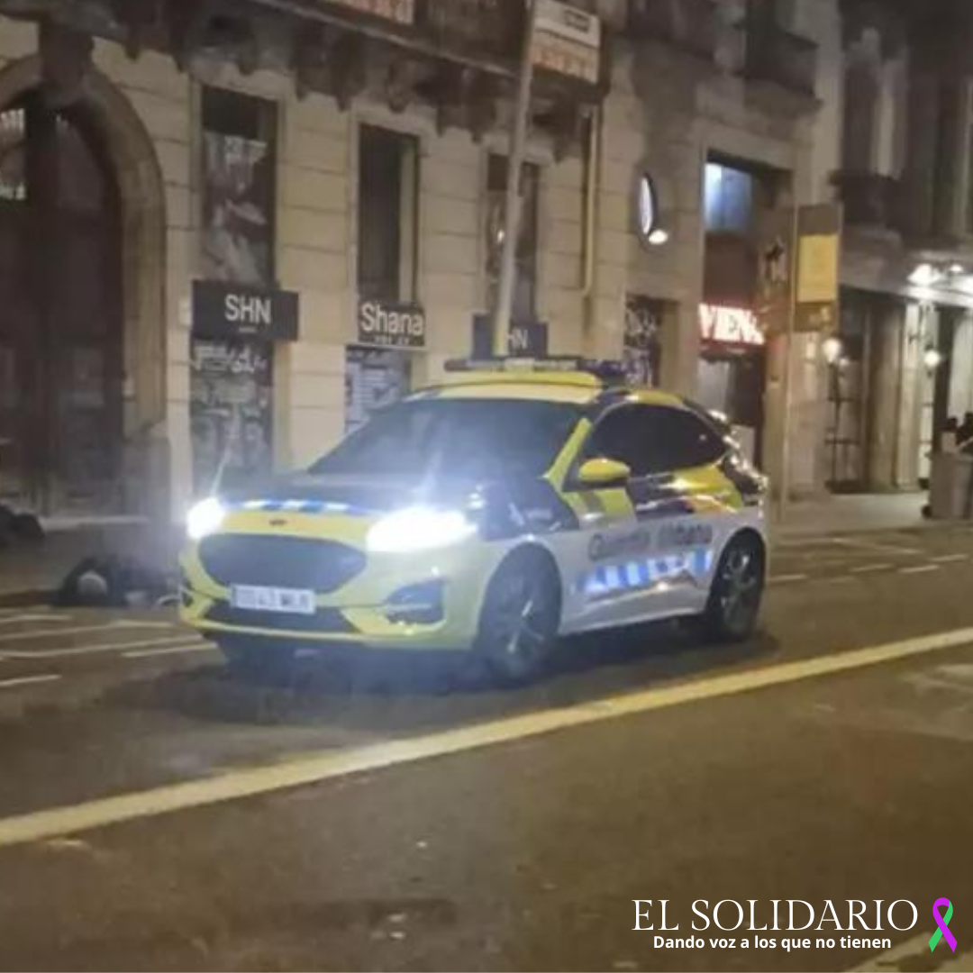 ¡Absurdo en Barcelona! La Guardia Urbana niega ayuda a un sintecho inconsciente
