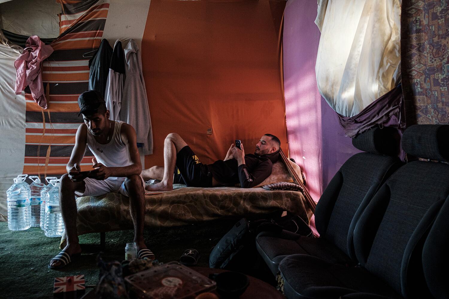 La miseria oculta de los jornaleros en Almería: explotación bajo el «mar de plástico»