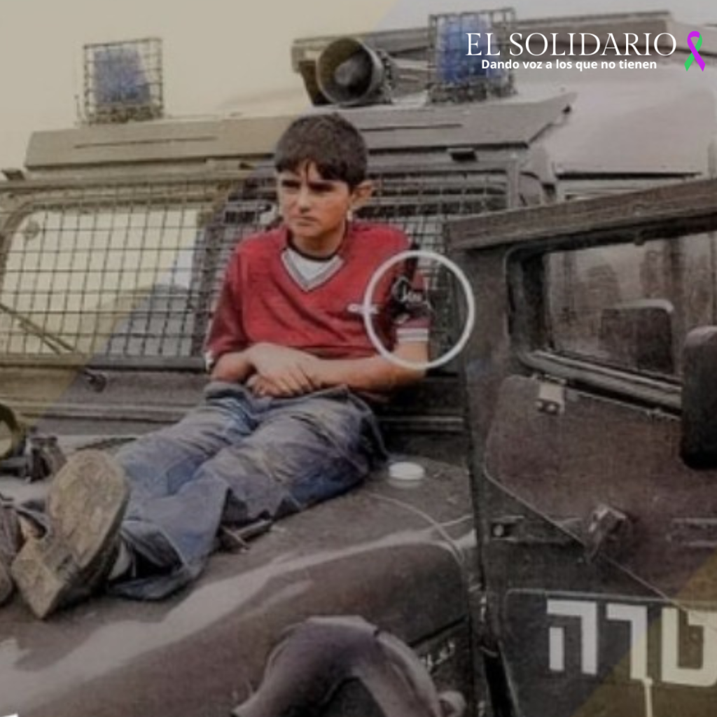 Niño palestino usado como escudo humano por soldados israelíes. Archivo: Redes Sociales