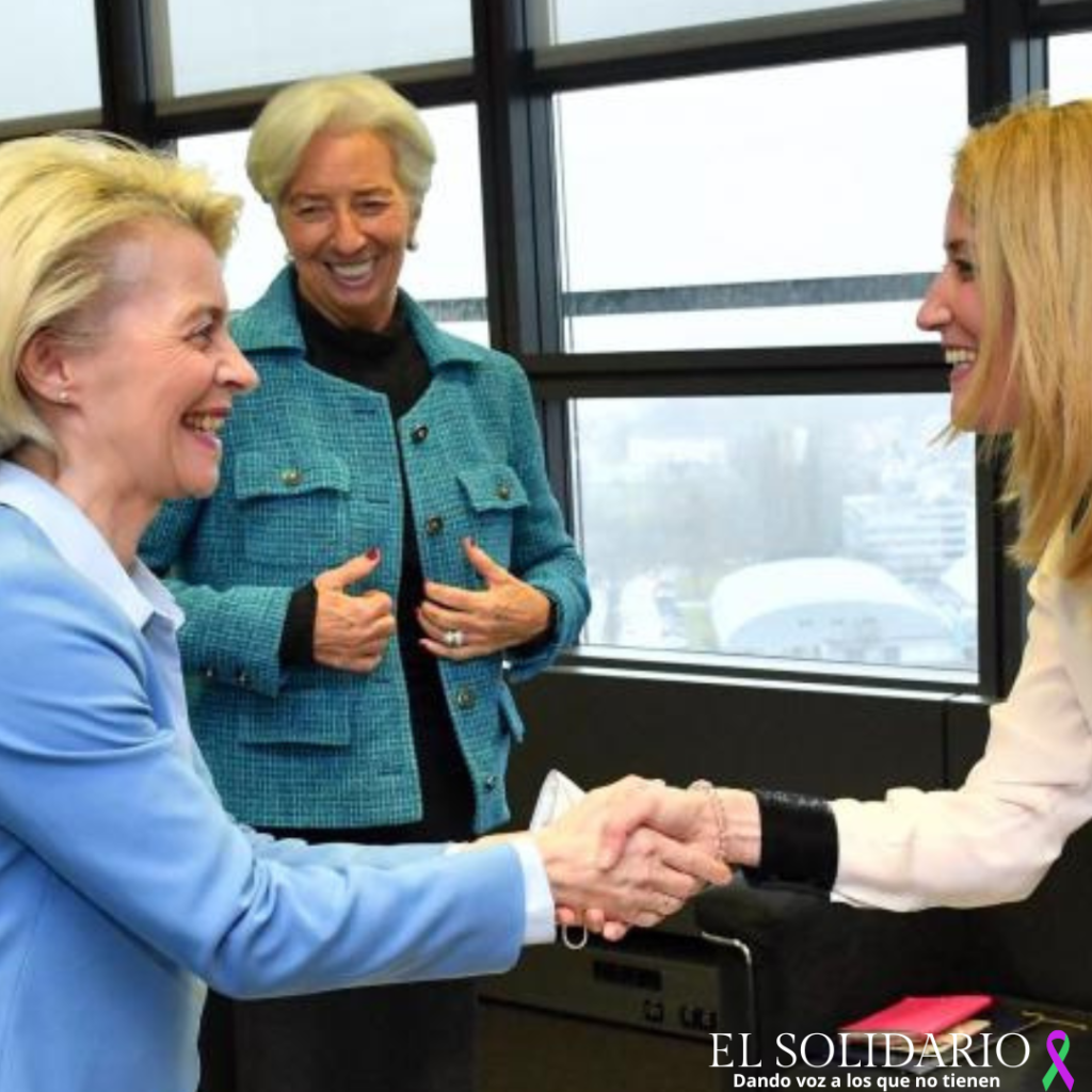 Ursula von der Leyen saluda a Roberta Metsola, en presencia de Christine Lagarde.URSULA VON DER LEYEN / TWITTER