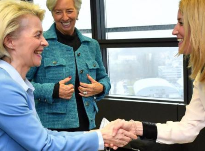 Ursula von der Leyen saluda a Roberta Metsola, en presencia de Christine Lagarde.URSULA VON DER LEYEN / TWITTER