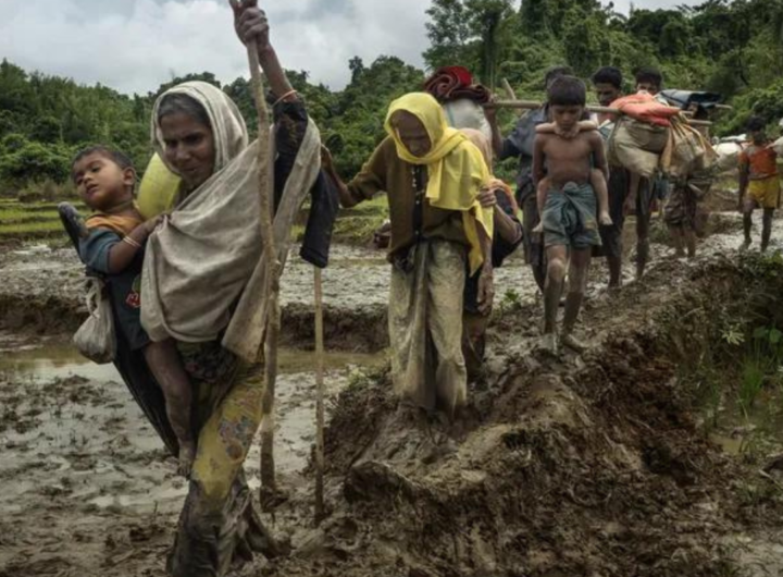 Refugiados rohingyas abandonan Birmania tras cruzar a Amtoli, en Bangladesh — Foto: NYT