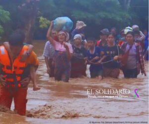 Birmania pide ayuda internacional tras las devastadoras inundaciones causadas por el tifón Yagi, que han dejado decenas de muertos y 200,000 afectados. La junta militar solicita donaciones para mitigar la crisis humanitaria.