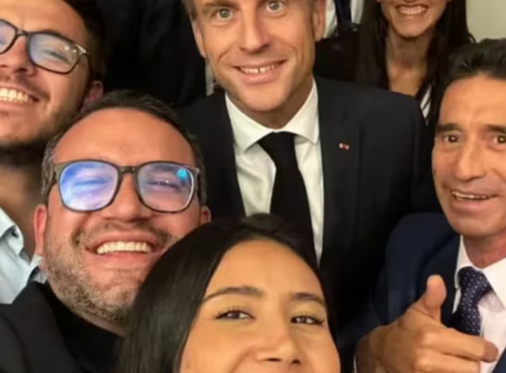 Emmanuel Macron con periodistas colombianos