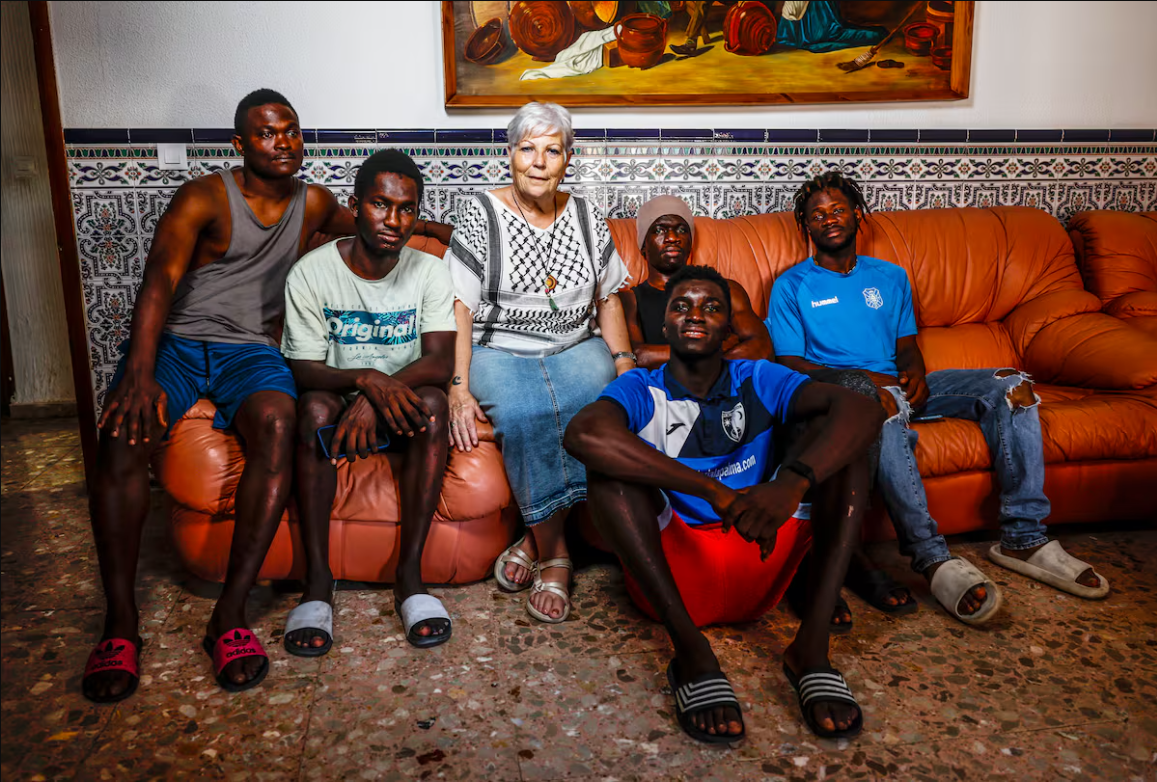 Emilia, la jubilada que convirtió su pueblo en refugio para jóvenes migrantes