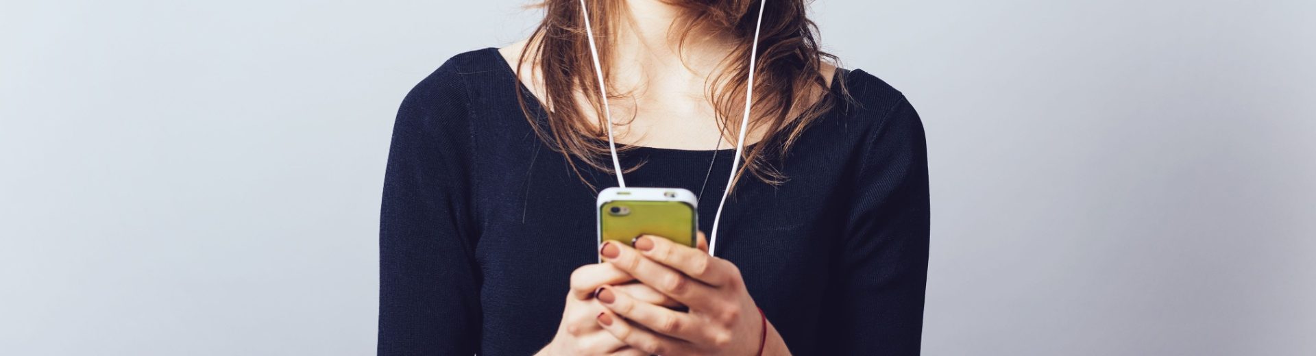 Las redes sociales desinforman y perpetúan el odio; adolescentes sin defensa ante la manipulación digital