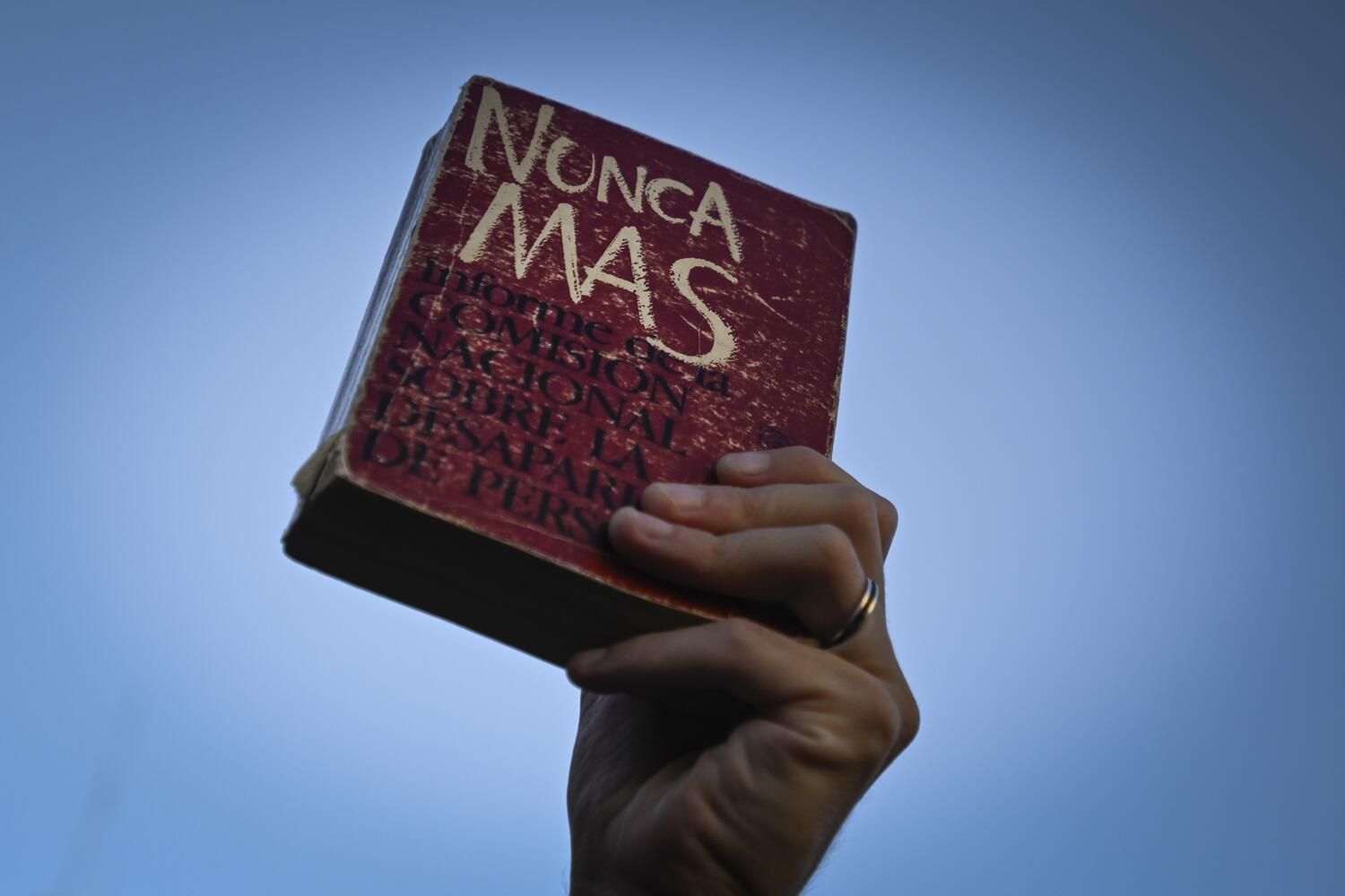 Milei destruye 30 años de memoria y justicia, y revive la sombra de la dictadura en Argentina