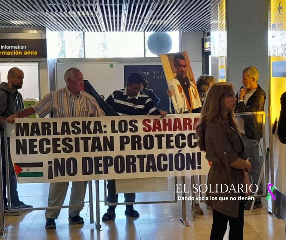 La situación de los saharauis retenidos en Barajas se agrava con la deportación de diez personas a Marruecos.