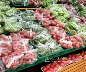 Un estudio revela que el 44% de los alimentos en los supermercados españoles están innecesariamente envasados en plástico.