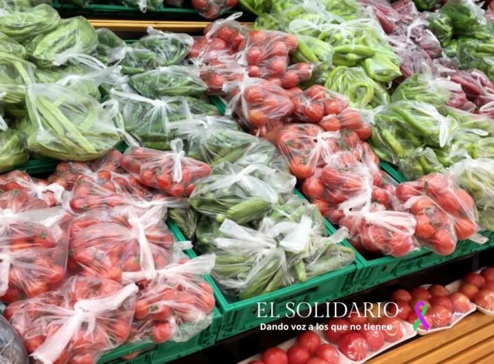 Un estudio revela que el 44% de los alimentos en los supermercados españoles están innecesariamente envasados en plástico.