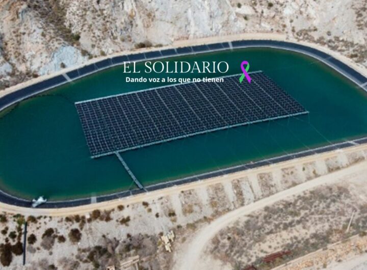 Almería implementa energía solar flotante para combatir la sequía, mientras Aragón prohíbe su uso debido a preocupaciones paisajísticas y de sequía.