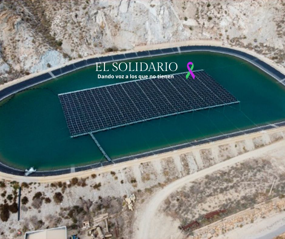 Almería implementa energía solar flotante para combatir la sequía, mientras Aragón prohíbe su uso debido a preocupaciones paisajísticas y de sequía.