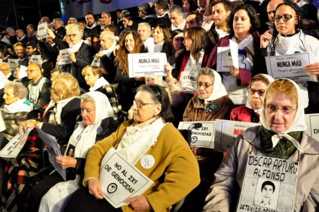 Como una sombra de Videla, Milei frena la búsqueda de los nietos robados en la dictadura