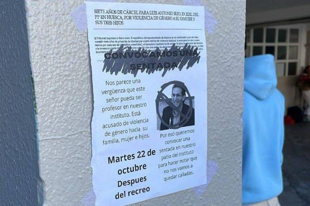 Alumnas exigen el cese de un profesor condenado por maltrato