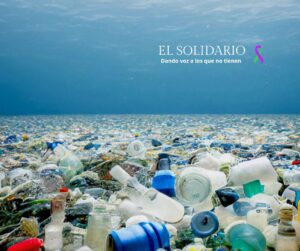 Científicos desarrollan el primer plástico que se descompone completamente en el agua del mar, ofreciendo una solución prometedora para reducir la contaminación por microplásticos.