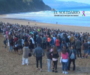 Un millar de personas se concentran en Laga para protestar contra las obras, sin aviso, de las dunas.