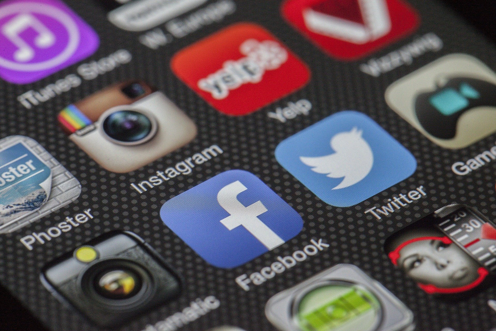 En tiempos de crisis, las redes sociales son las mejores trincheras para bulos y desinformación extremista