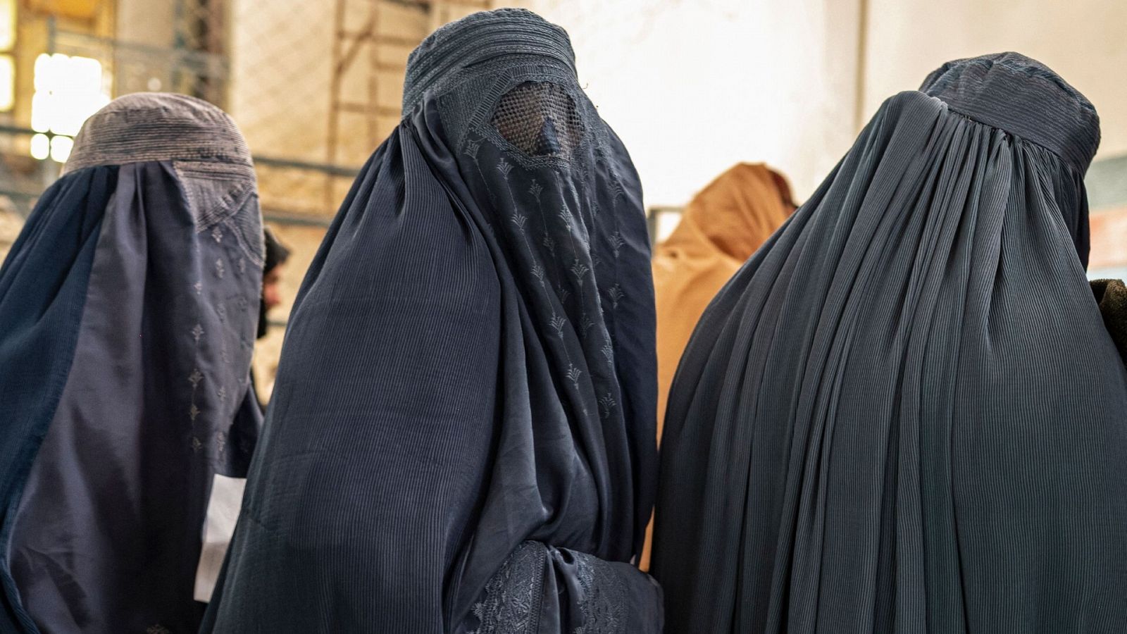 Los talibanes cierran ventanas y esperanzas para las mujeres en Afganistán 