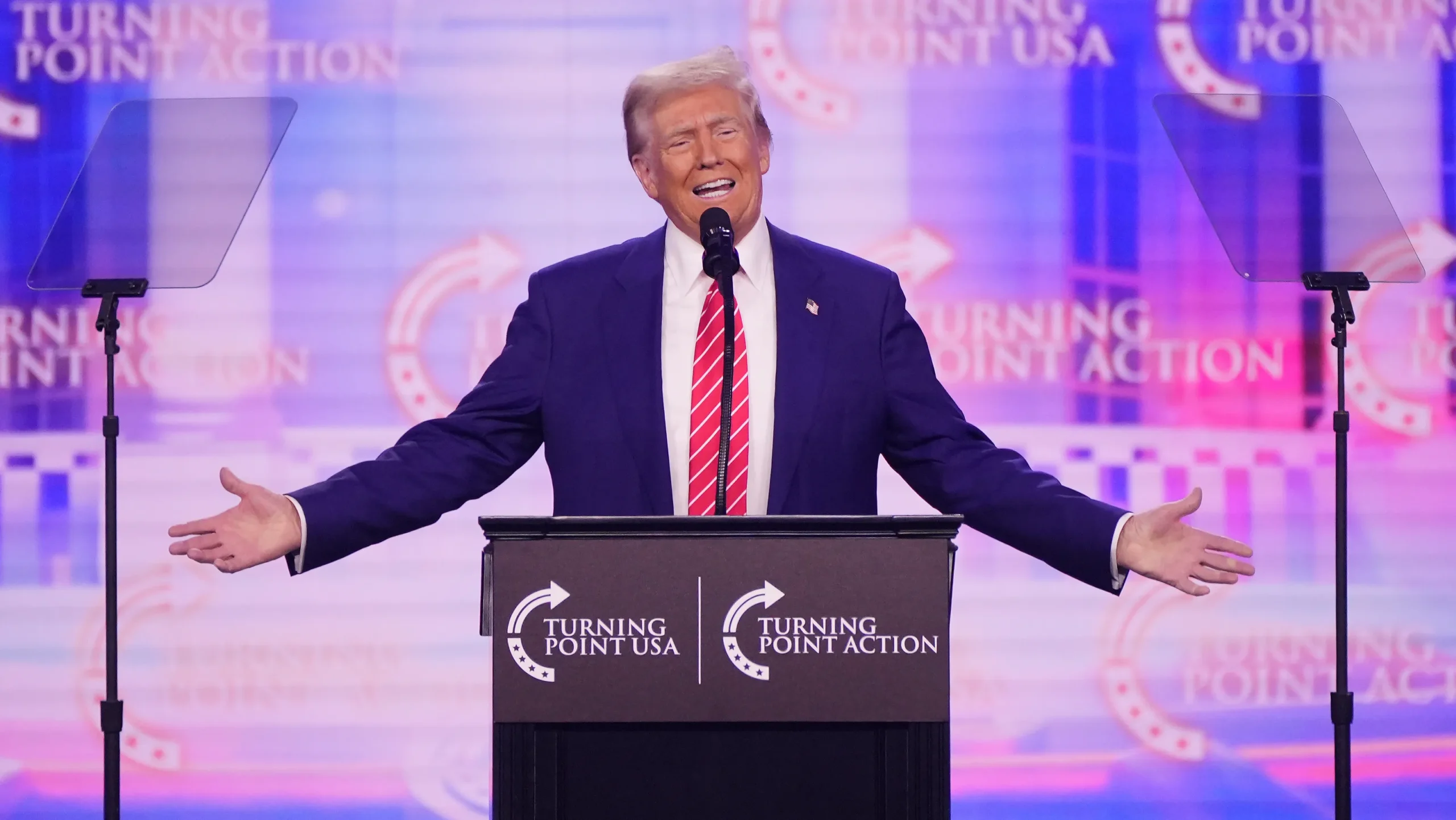 Trump intensifica ataques contra personas trans y promete mano dura en las fronteras 