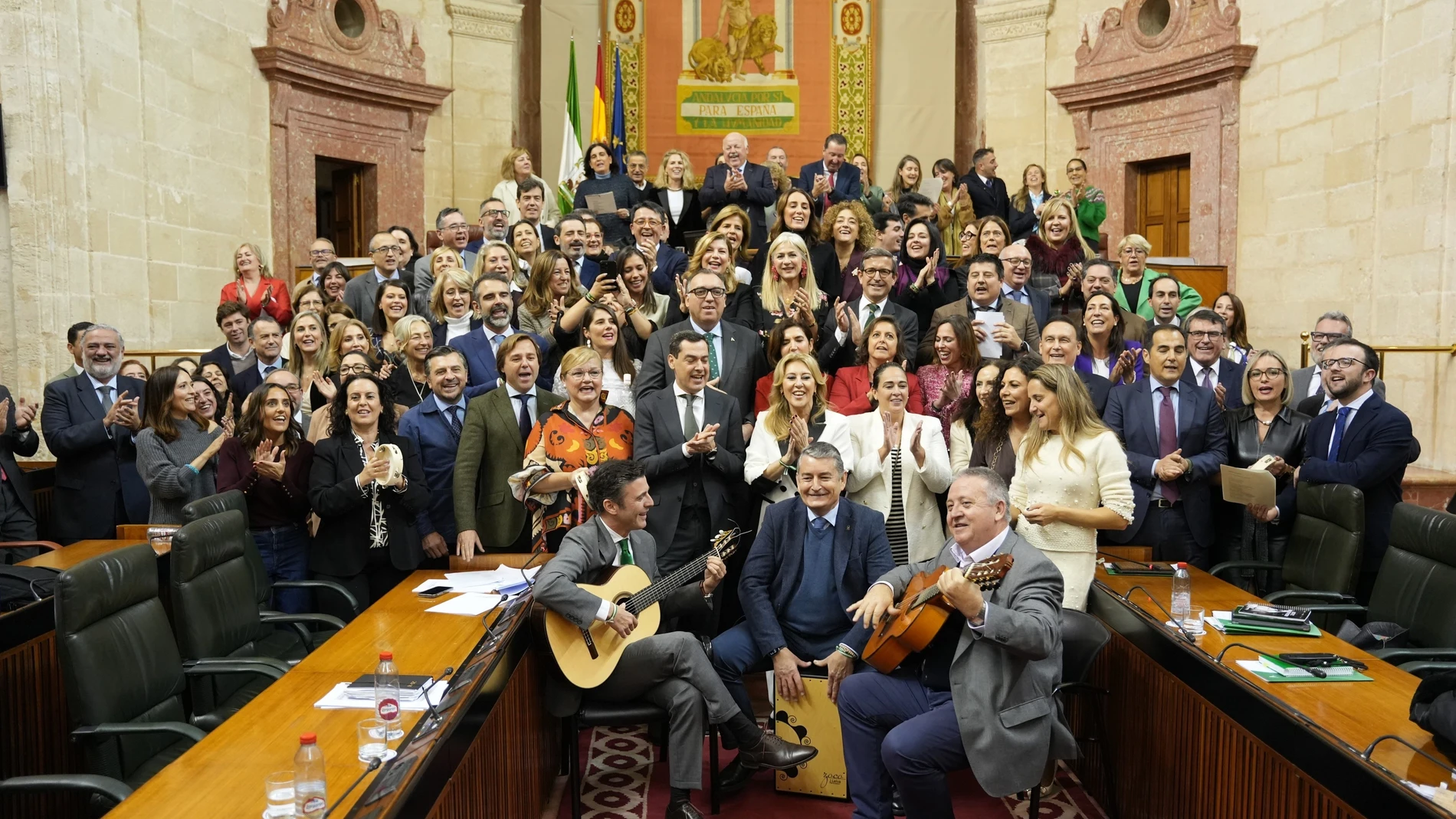 Aplausos y villancicos en el Parlamento, pero silencio ante los recortes sociales en Andalucía