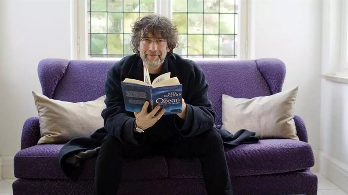 Escritor Neil Gaiman, acusado por agresión sexual y abusos a decenas de mujeres