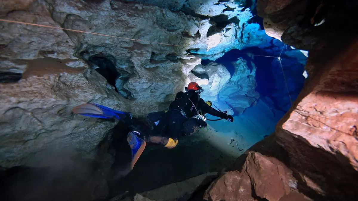 Construcción de viviendas de lujo amenaza la cueva submarina más extensa de España