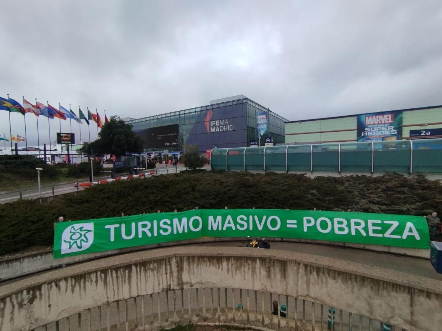 Ecologistas en Acción se manifiestan en FITUR contra la masificación turística