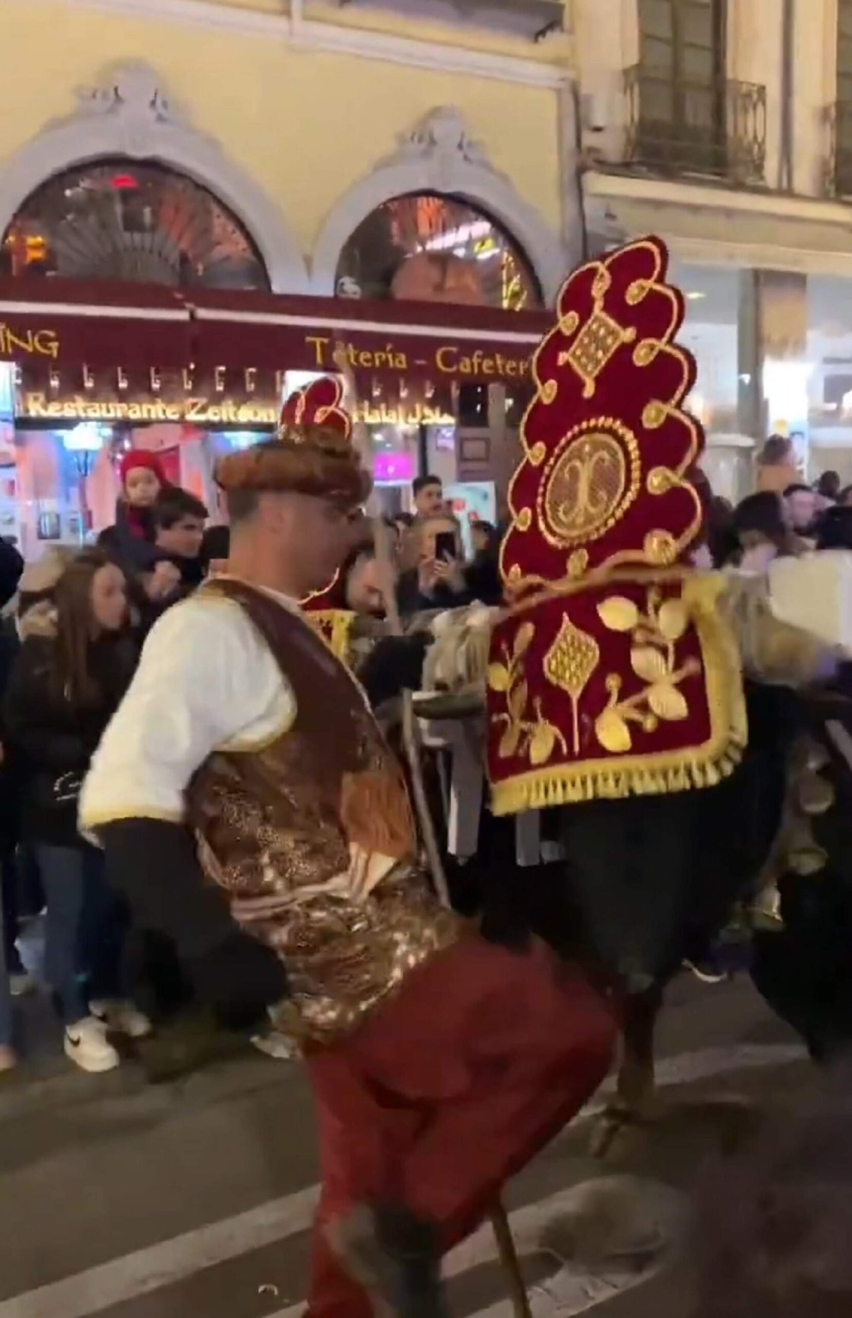Polémica en las cabalgatas de Reyes por insultos políticos y maltrato animal 