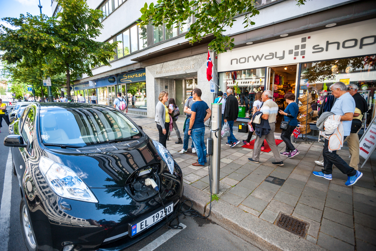 Noruega lidera la revolución verde: el 90% de los coches vendidos ya son eléctricos 