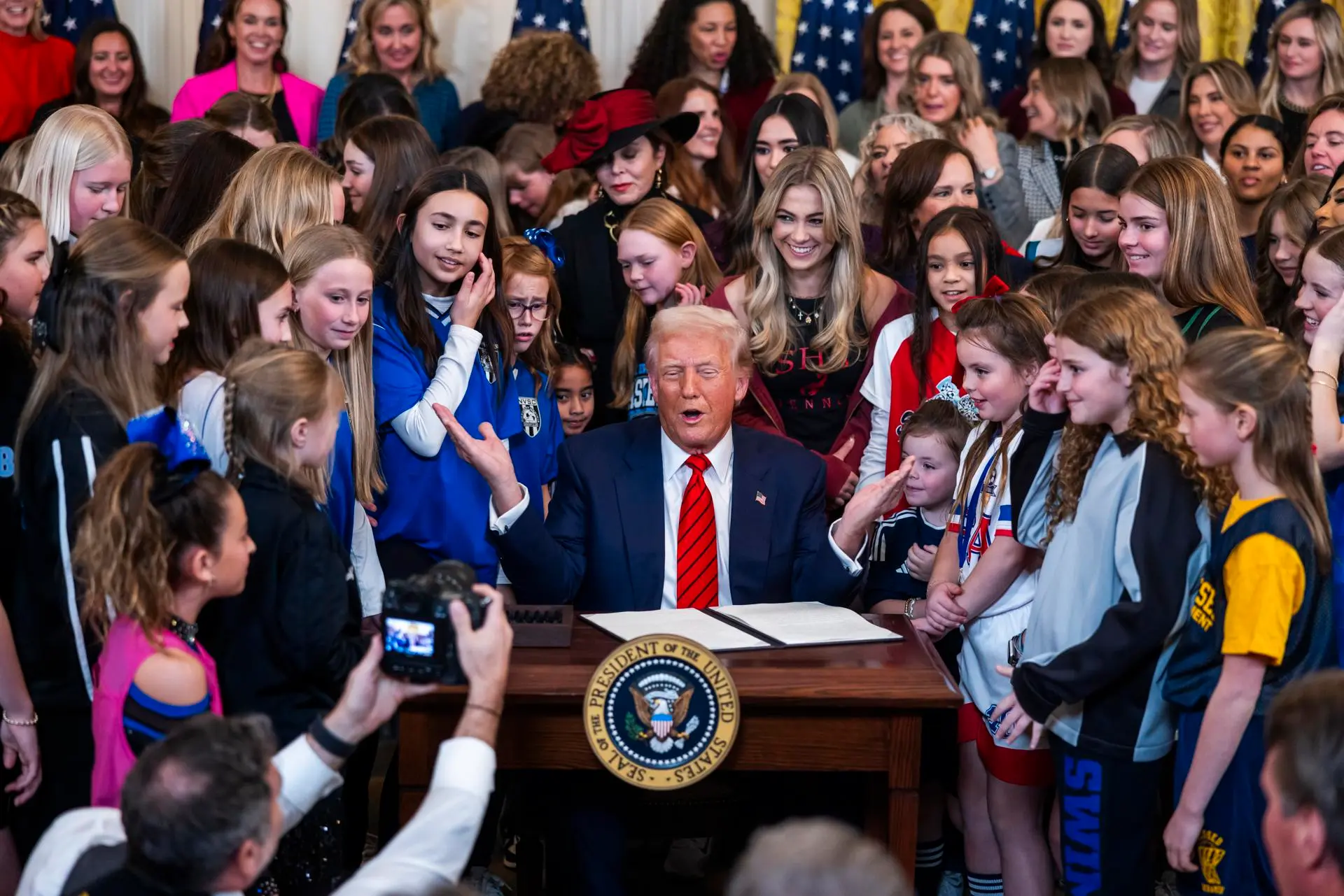 Trump firmó orden para prohibir a mujeres trans competir en deportes femeninos: un ataque directo a los derechos humanos 