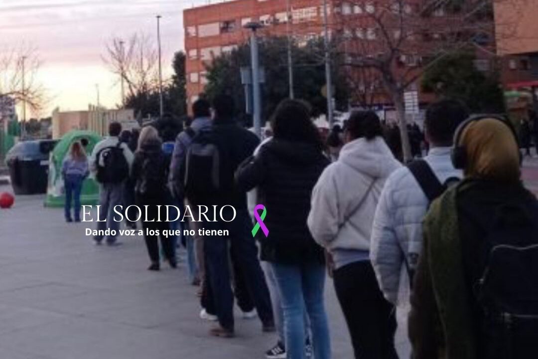 Largas colas en la estación de autobuses de Torrent / València Extra / El Solidario