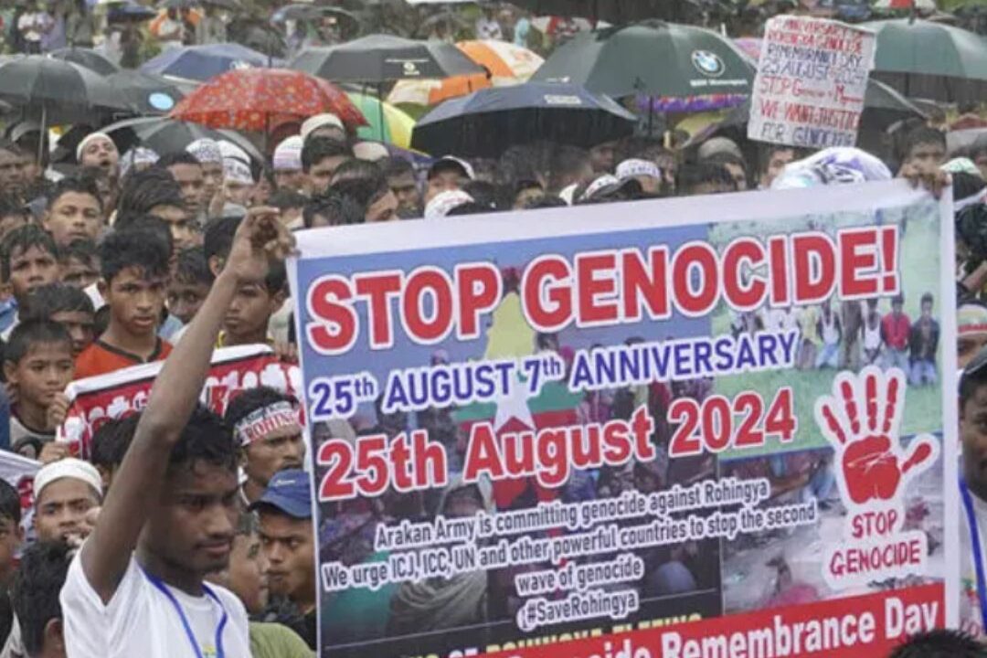 Refugiados rohingya se reunidos en conmemoración del séptimo aniversario de su huida Myanmar para escapar de la represión militar, Bangladesh, 2024 / Mokammel Mridha / El Solidario