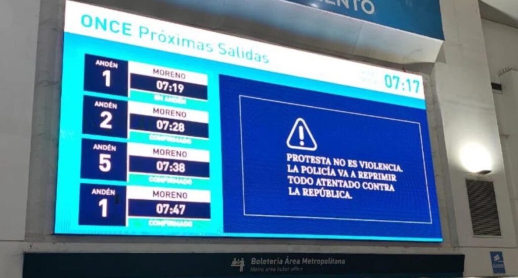 Toma de la pantalla del mensaje expuesto en el cartel de los horarios de transporte en la estación de Once, Buenos Aires 19/03/2025 / El Solidario