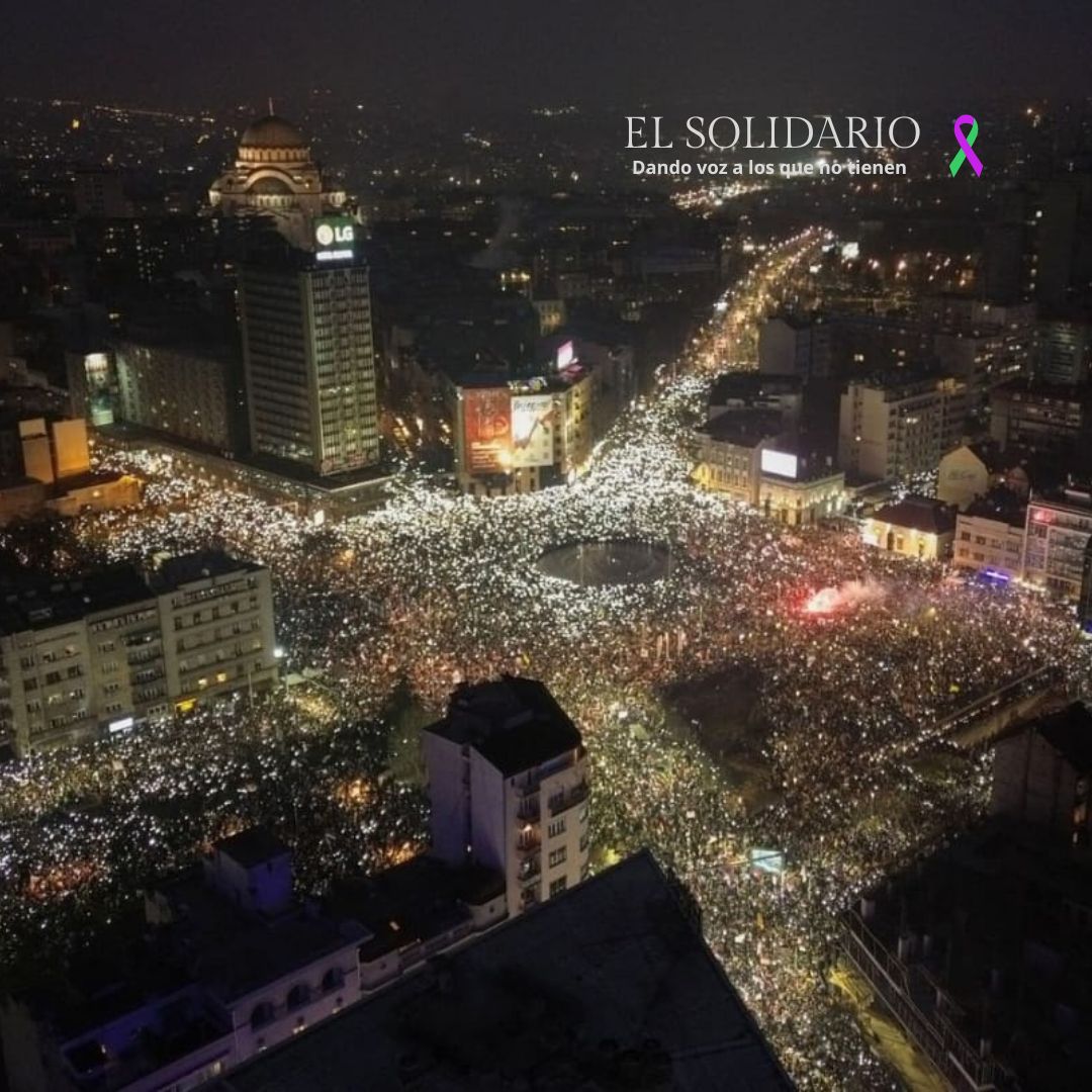 Estudiantes serbios desafían la represión con la mayor manifestación de su historia
