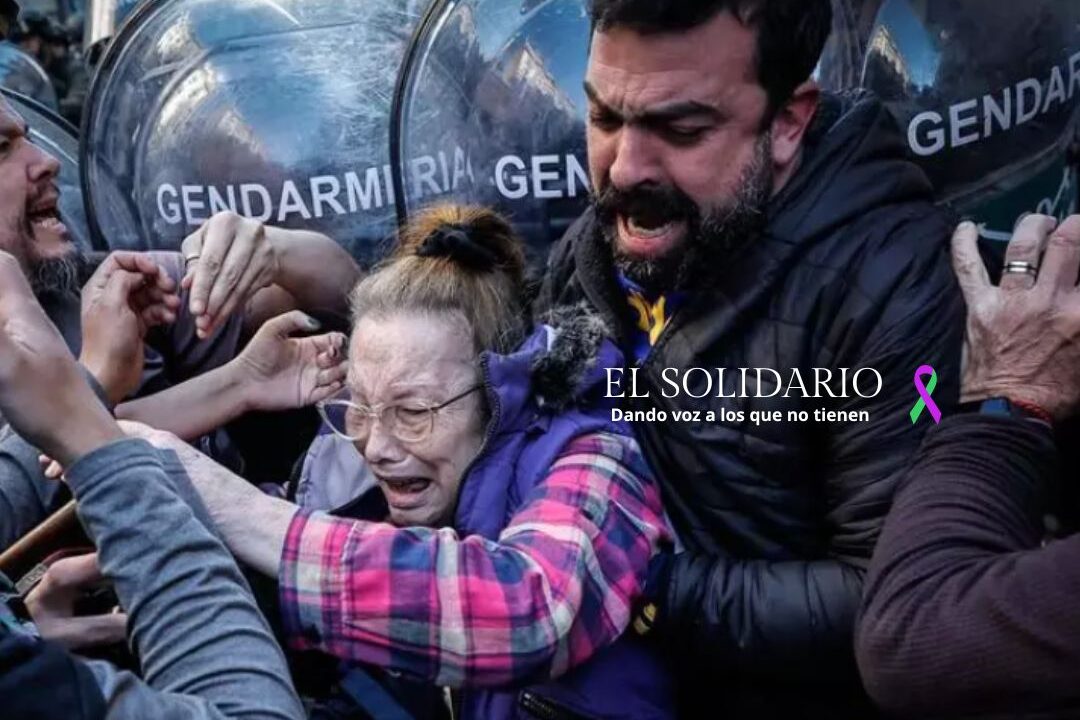 Represión a jubilados que defienden sus derechos en Argentina / El Solidario.