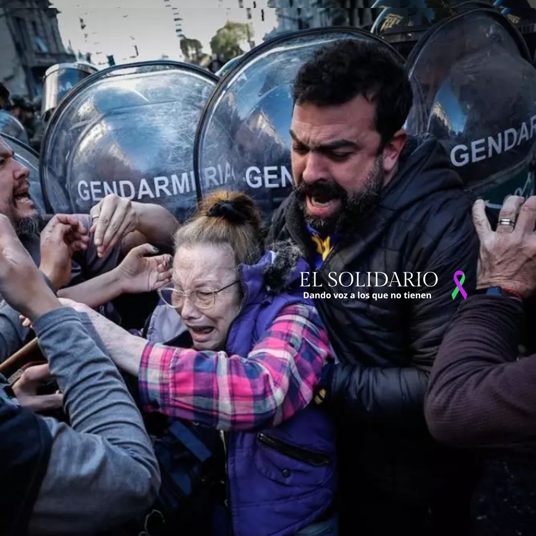 Otra vez la Argentina de derecha reprime con gas a jubilados que marchaban por sus derechos