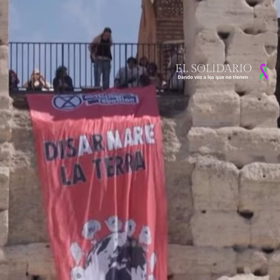 «Desarmar la tierra» palabras que el movimiento de protesta Extinction Rebellion cuelga en el Coliseo