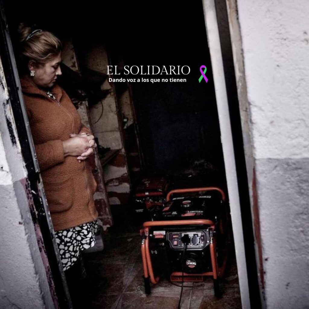 Archivo: El Solidario. Vecina observando un generador