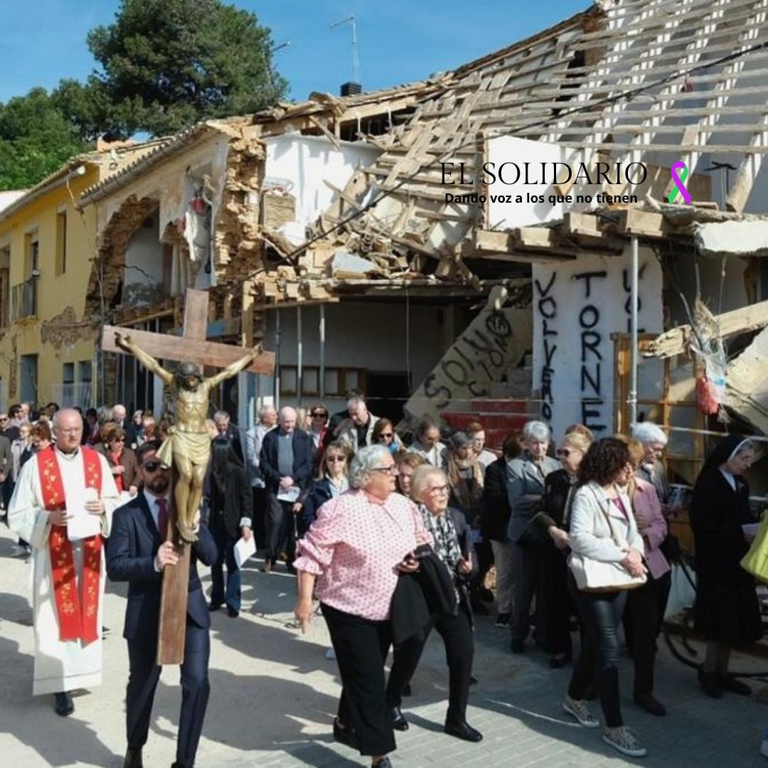 Un Vía Cruxis con paradas en los hogares y comercios afectados por la DANA, símbolo de respeto y unión