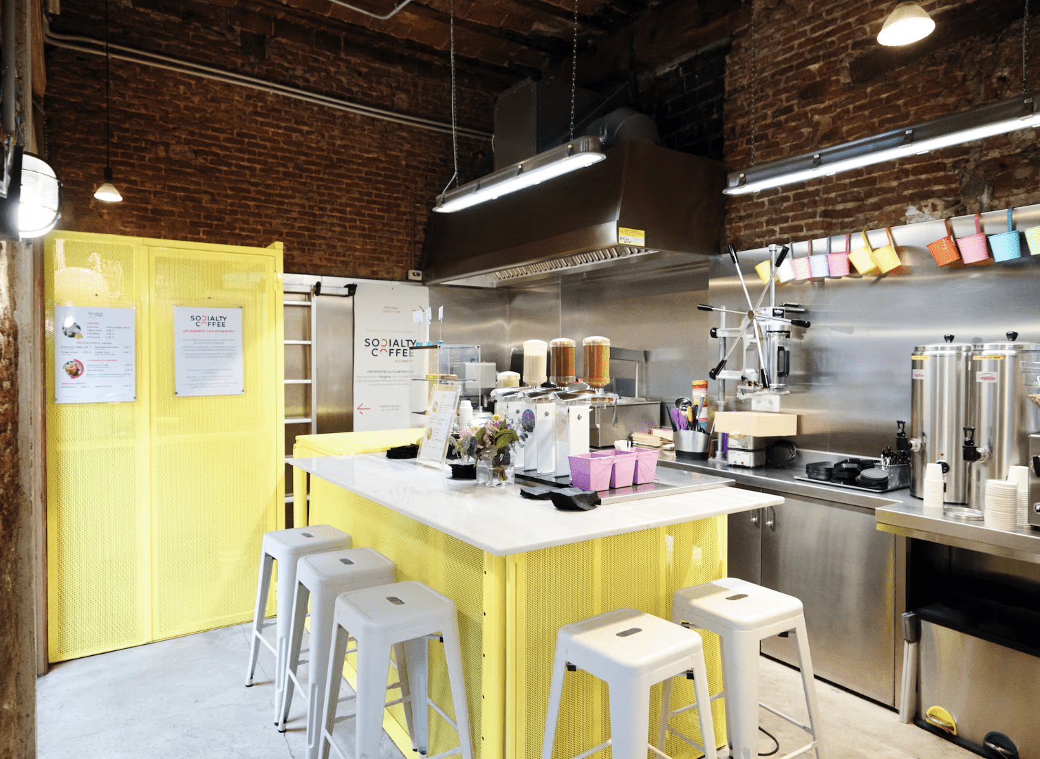 El café madrileño que transforma vidas de refugiados con cada churro