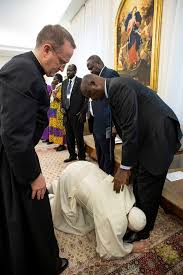 Papa Francisco en 2019 besando los pies del presidente de Sudán Del Sur en medio de una guerrra civil