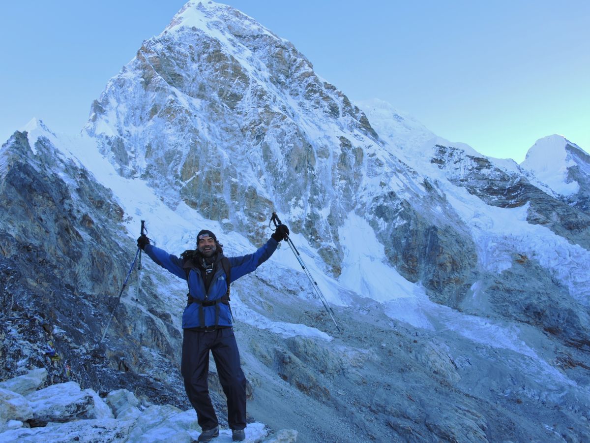 «Anto», el montañero solidario que conquista el Pumori cargando 25 kilos de material escolar para niños nepaleses