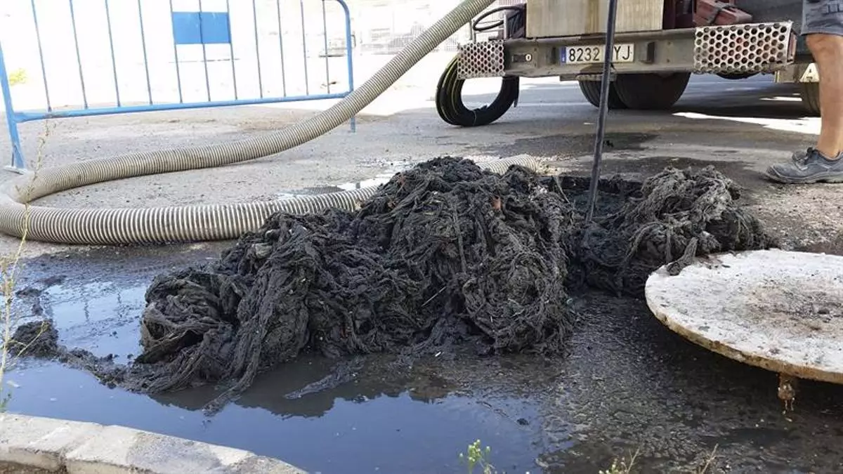 El Gobierno obligará a las marcas a pagar la limpieza de las alcantarillas por las toallitas húmedas
