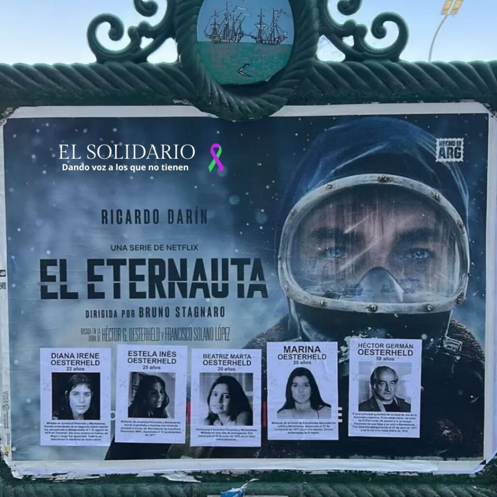 Propaganda de la serie El Eternauta intervenida en Buenos Aires con las imágenes de su autor y sus hijas, todos desaparecidos durante la dictadura militar / El Solidario