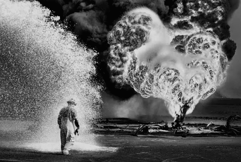 Imagen "Kuwait oil fields" 1991 de Sebastião Salgado / El Solidario
