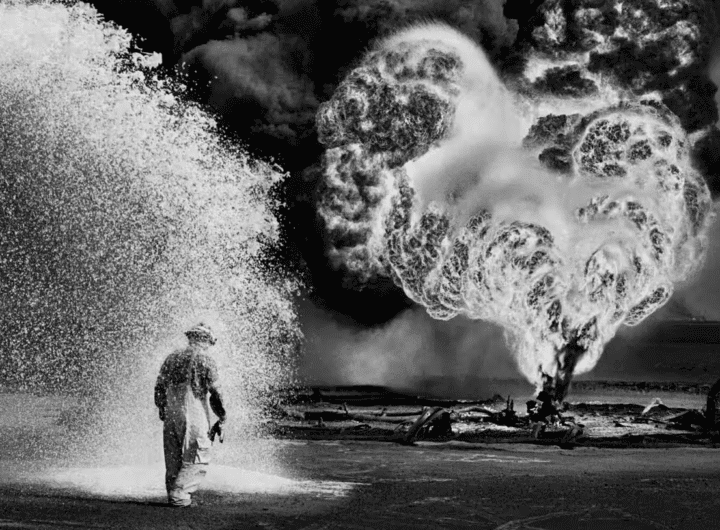 Imagen "Kuwait oil fields" 1991 de Sebastião Salgado / El Solidario
