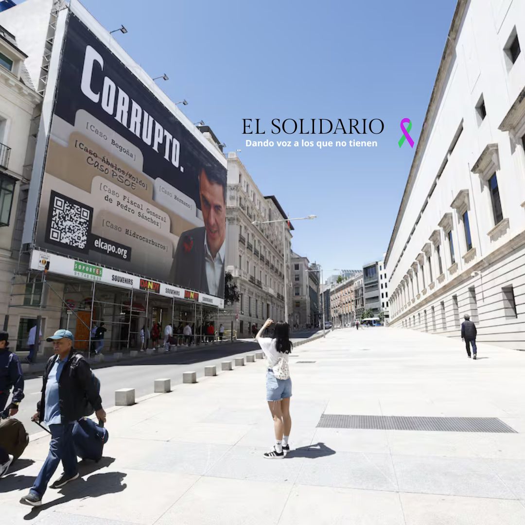 Una lona publicitaria frente al Congreso de los diputados llama a Pedro Sánchez «corrupto»