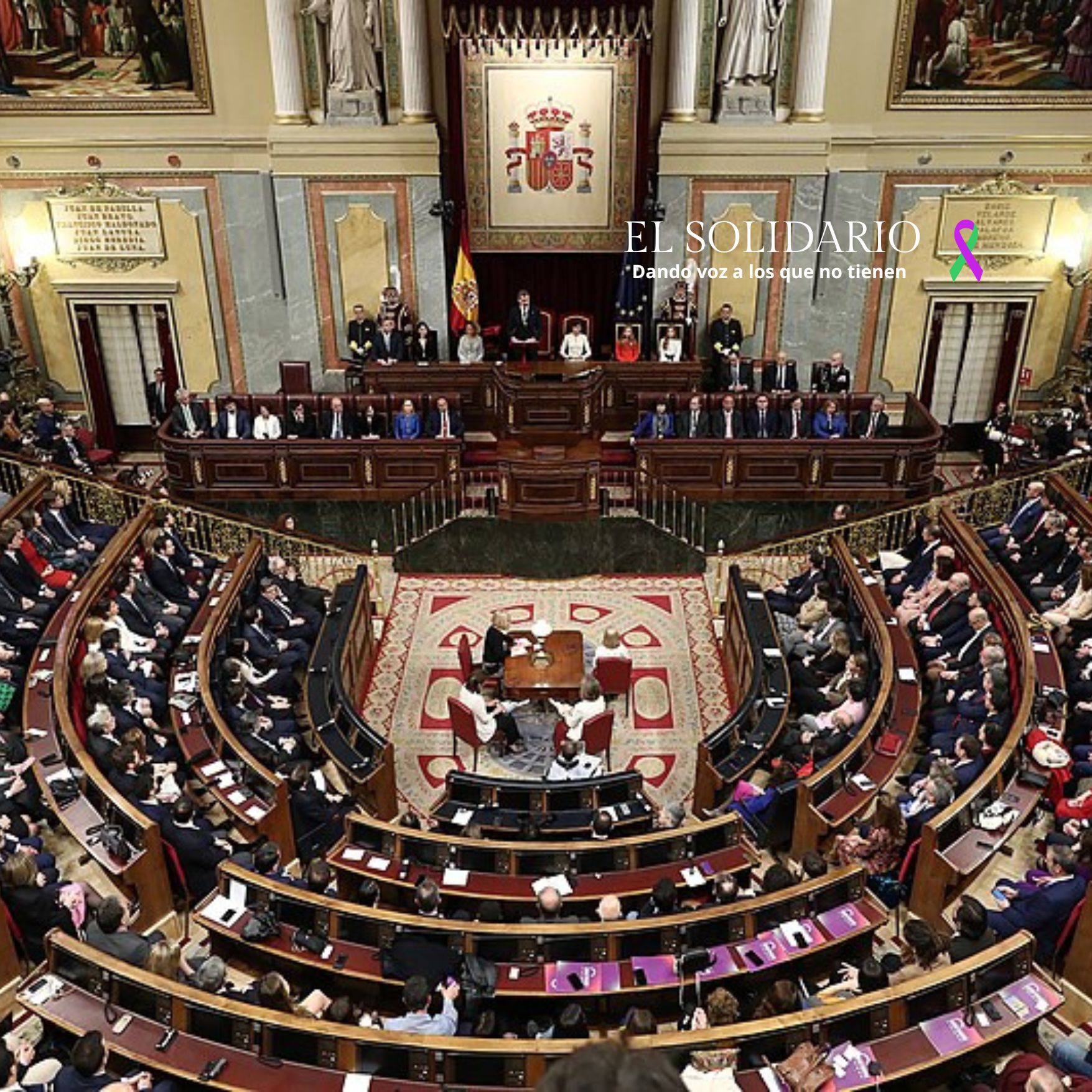 Retiran lona que tildaba de «corrupto» a Pedro Sánchez frente al Congreso tras denuncias del PSOE y propietarios